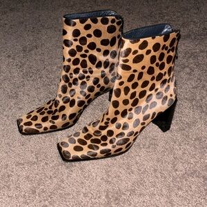 Stuart Weitzman leopard print ankle boots size 8.5